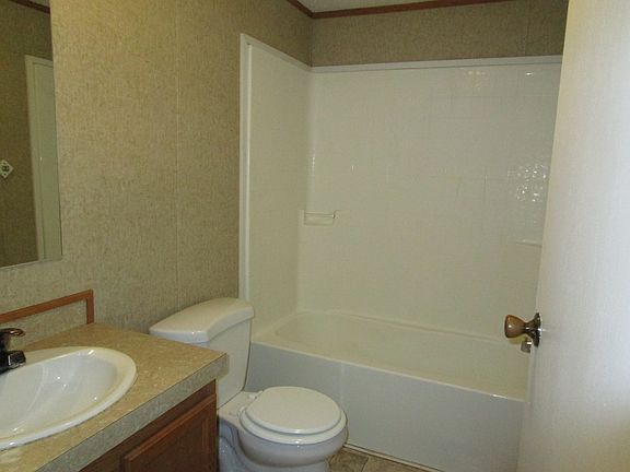 5th image of 48 Fir Dr W
