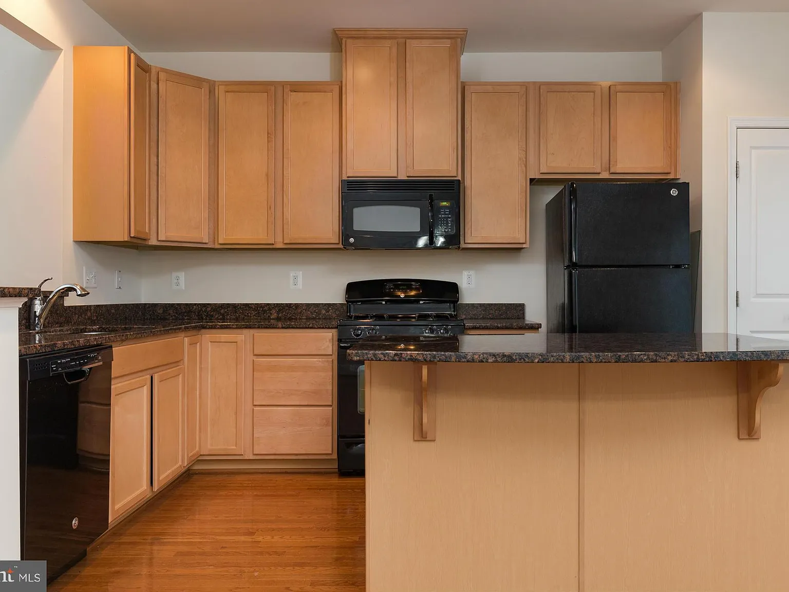 3 bed, 2.5 bath, 2160 sqft, $2,450 — Photo 2