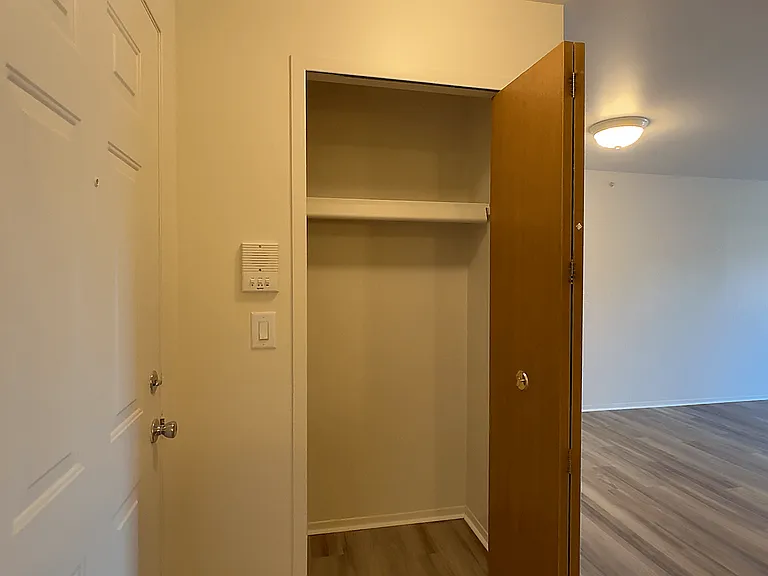 Lakeside Village Apartments — Photo 95