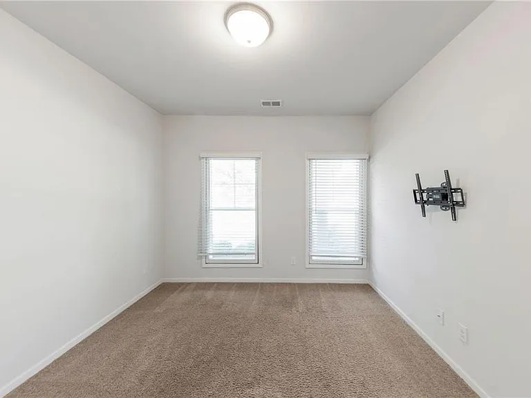 3625 Hawthorne Ter — Photo 3