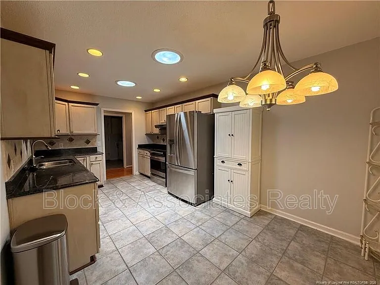 995 Greenbriar Dr — Photo 6