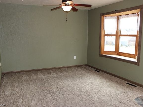 5th image of 304 Woodview Cir