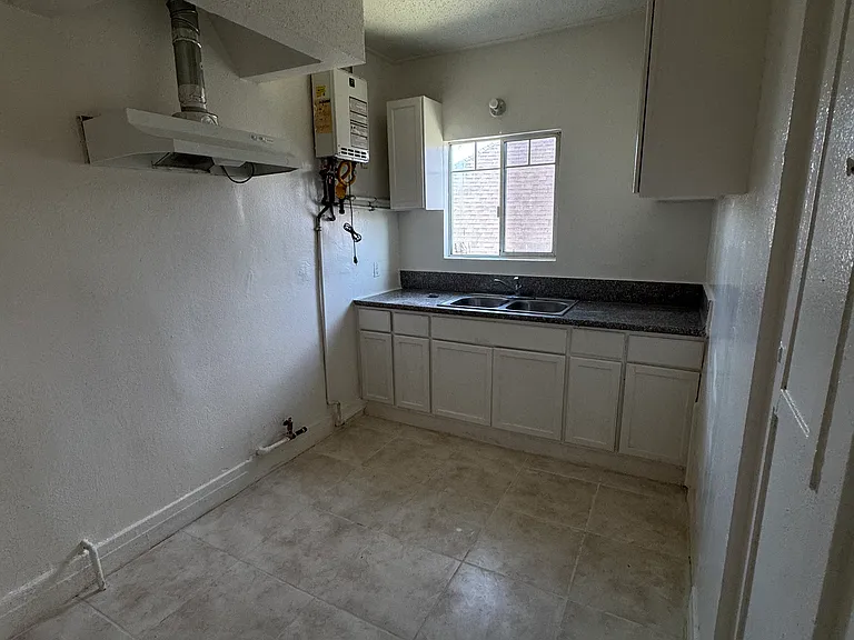 312 E 25th St #5 — Photo 4