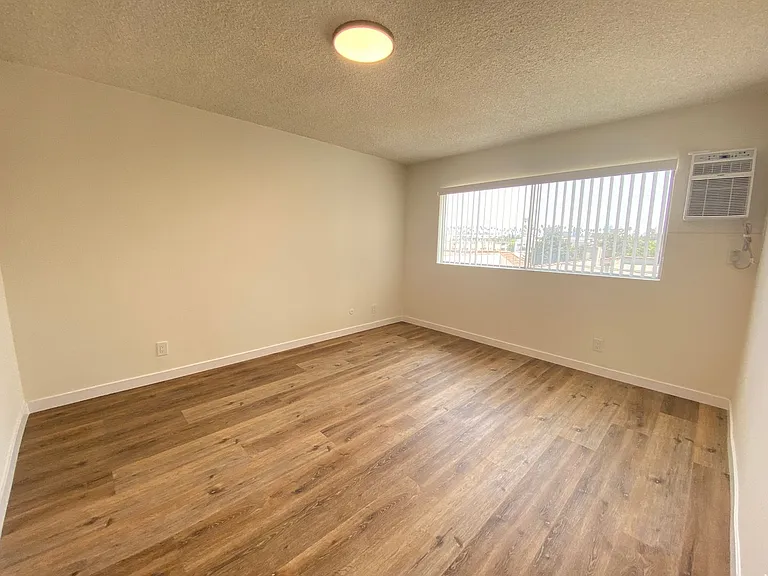 511 N Kenmore — Photo 9