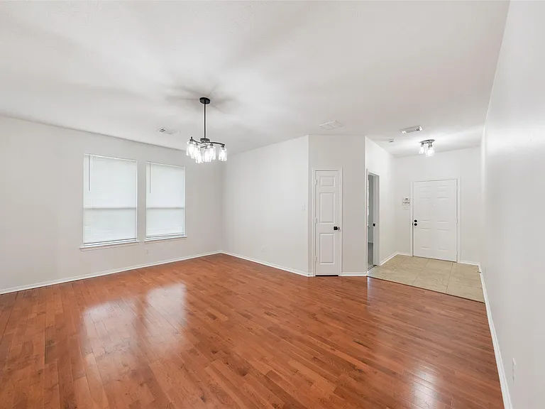 923 Shirefield Ln — Photo 8