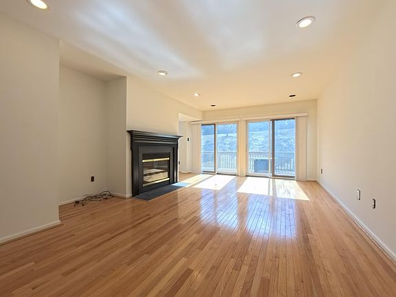 4th image of 114 Fairfax Ct #2204