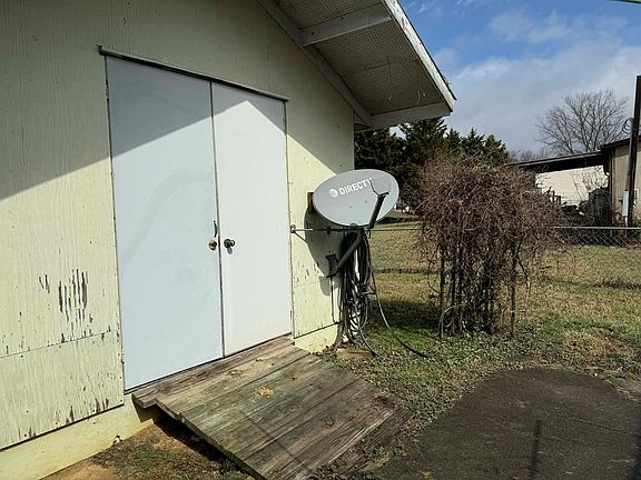 5th image of 508 Petit Ln
