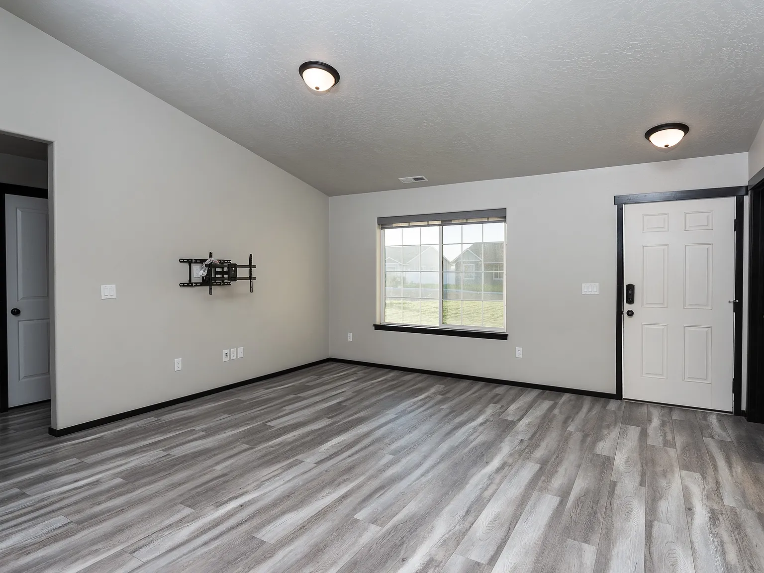 4 bed, $2,500 — Photo 3