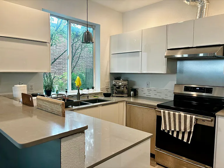 3221 Tg Franklin Avenue Flats Llc — Photo 9
