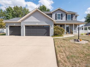 615 Stonecreek Dr, Staunton, IL 62088