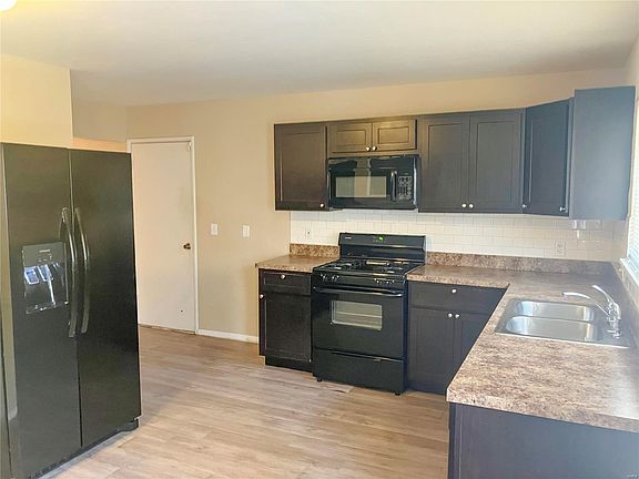 3rd image of 4015 Meadowland Dr