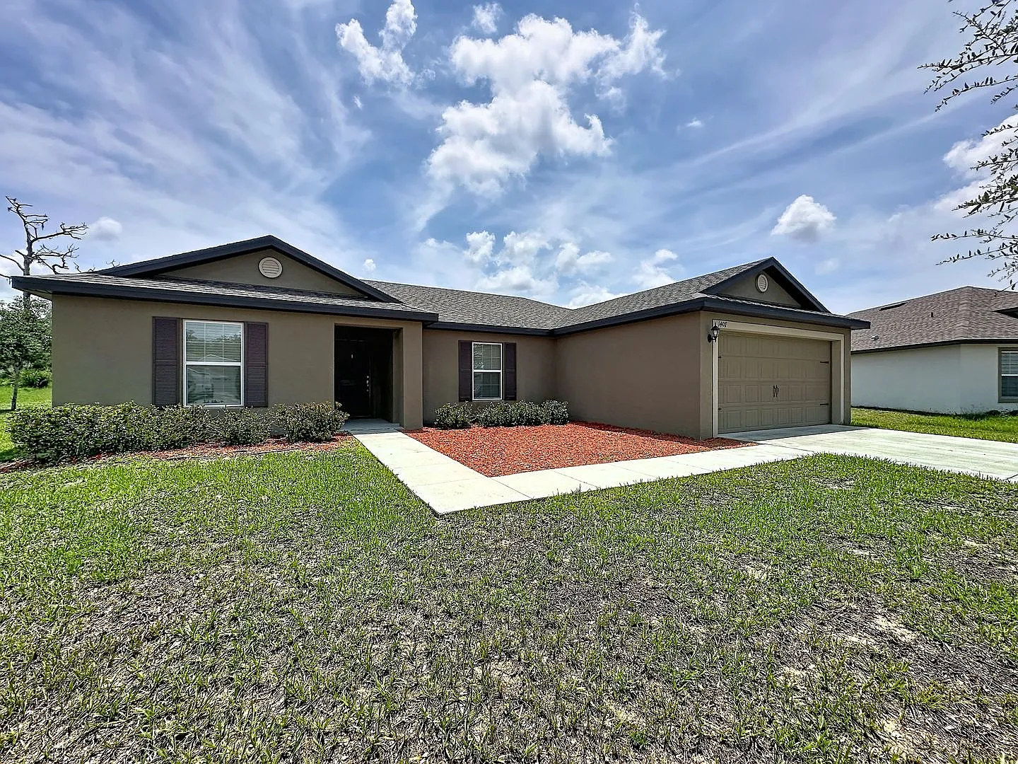 3 bedroom/2 bathroom Spacious Open-Concept Living with Modern Finishes — Photo 2