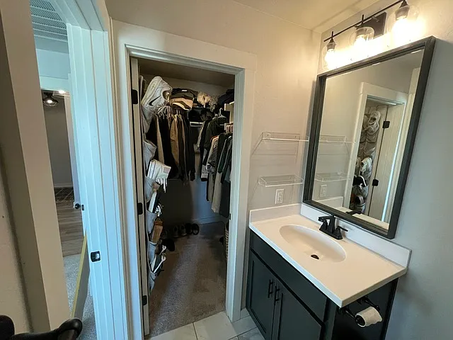 Primary Bath w/ Walk in Closet