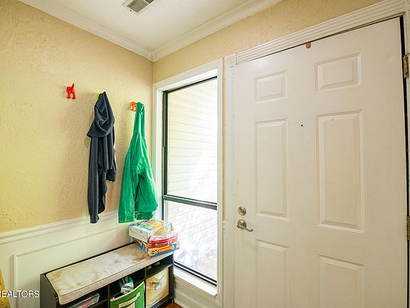 3rd image of 709 Idlewood Ln