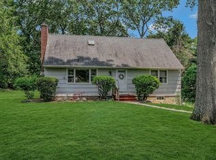 39 Dartmouth Rd, Shoreham, NY 11786