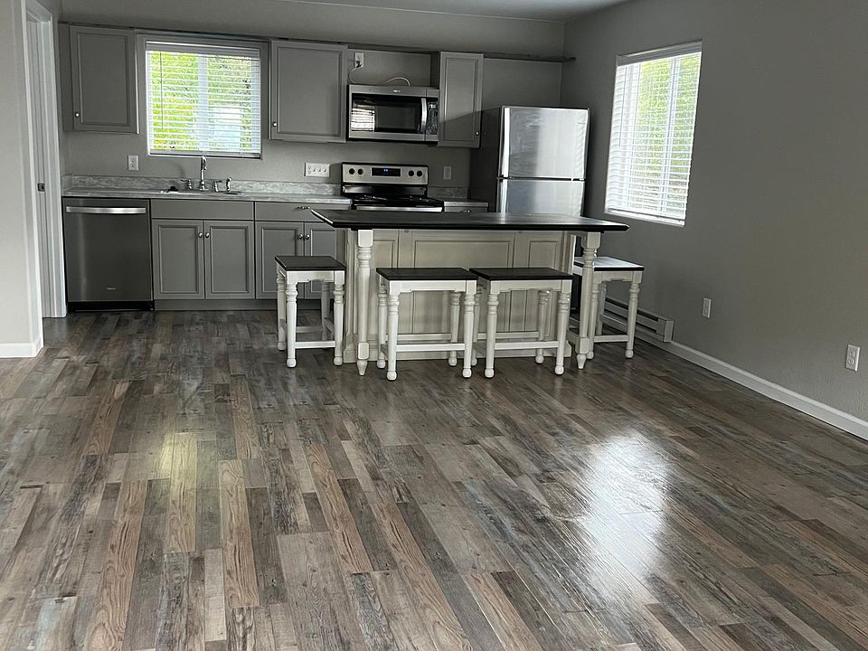 Open concept living room/ kitchen