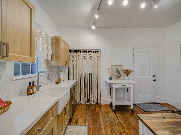 914 Snover St — Photo 10