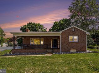 520 Woodland View Dr, York, PA 17406