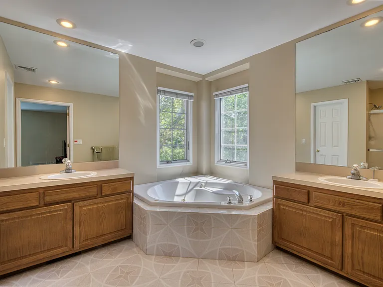 60 Dundee Ln — Photo 8