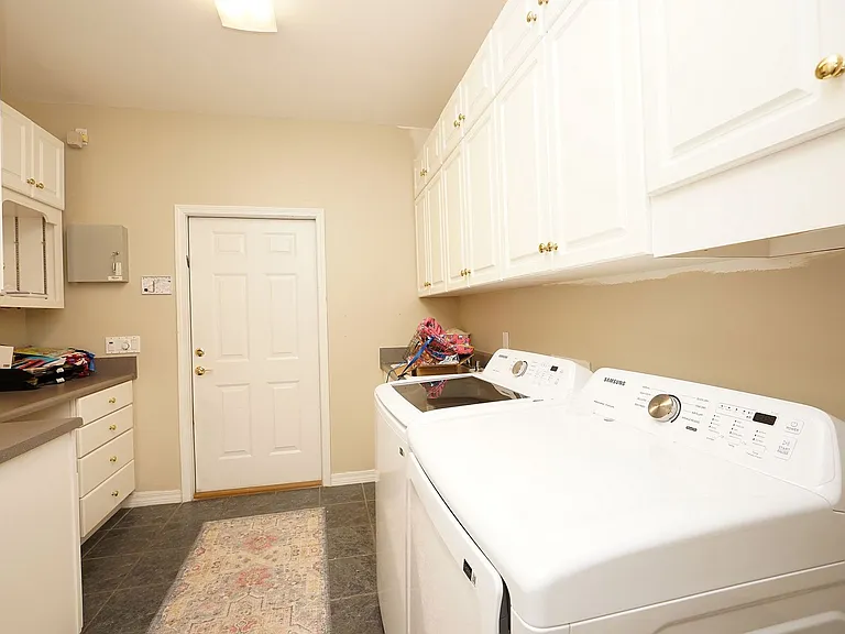 1534 Glenlake Cir — Photo 43