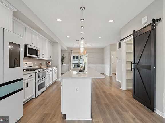 5th image of 322 Marina Ave