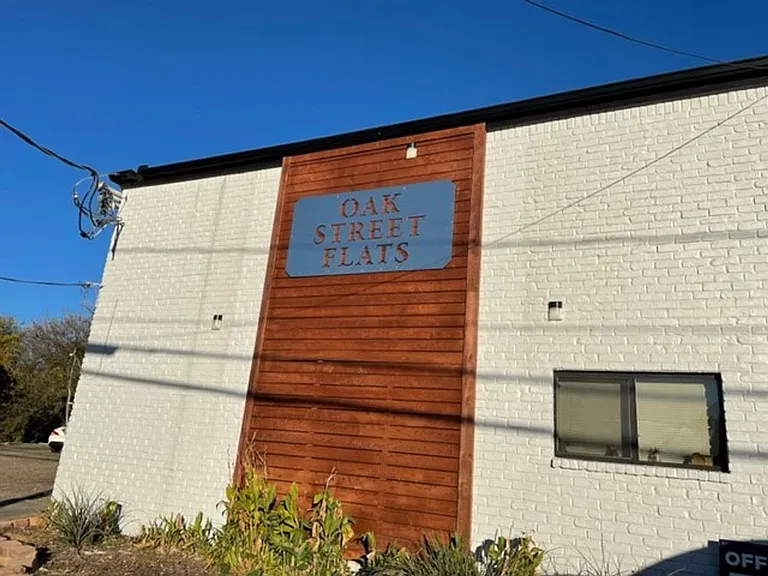 Oak Street Flats: Ranch Style Fully Remodeled Come Check Us Out — Photo 44