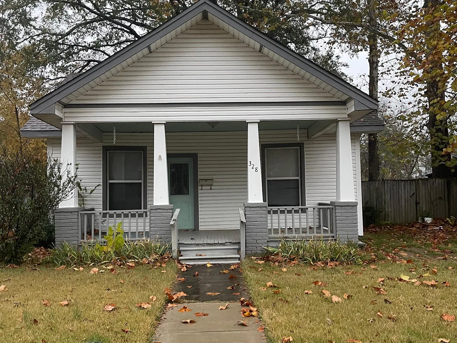 3 bed, 1.5 bath, 1168 sqft, $1,400 — Photo 2