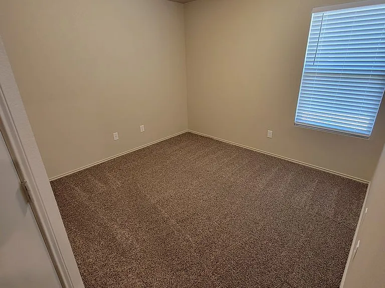 2136 Heritage Ln — Photo 12