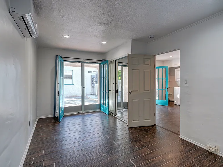 1476 N Wilson Ave — Photo 17