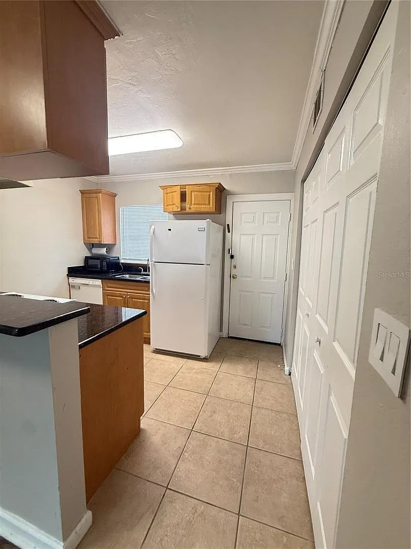 630 SW 10th Lane — Photo 2