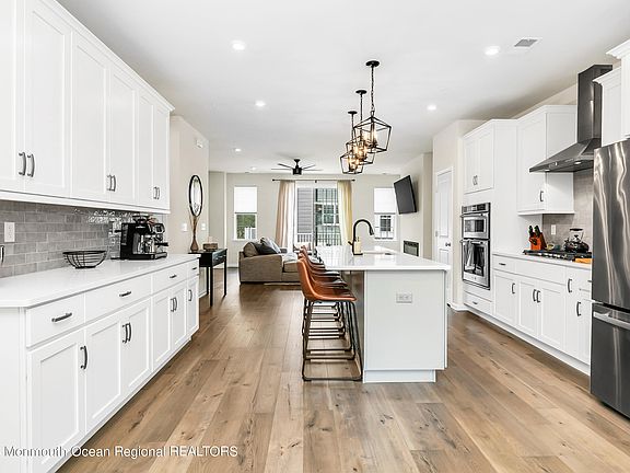 3rd image of 2404 Evans Lane