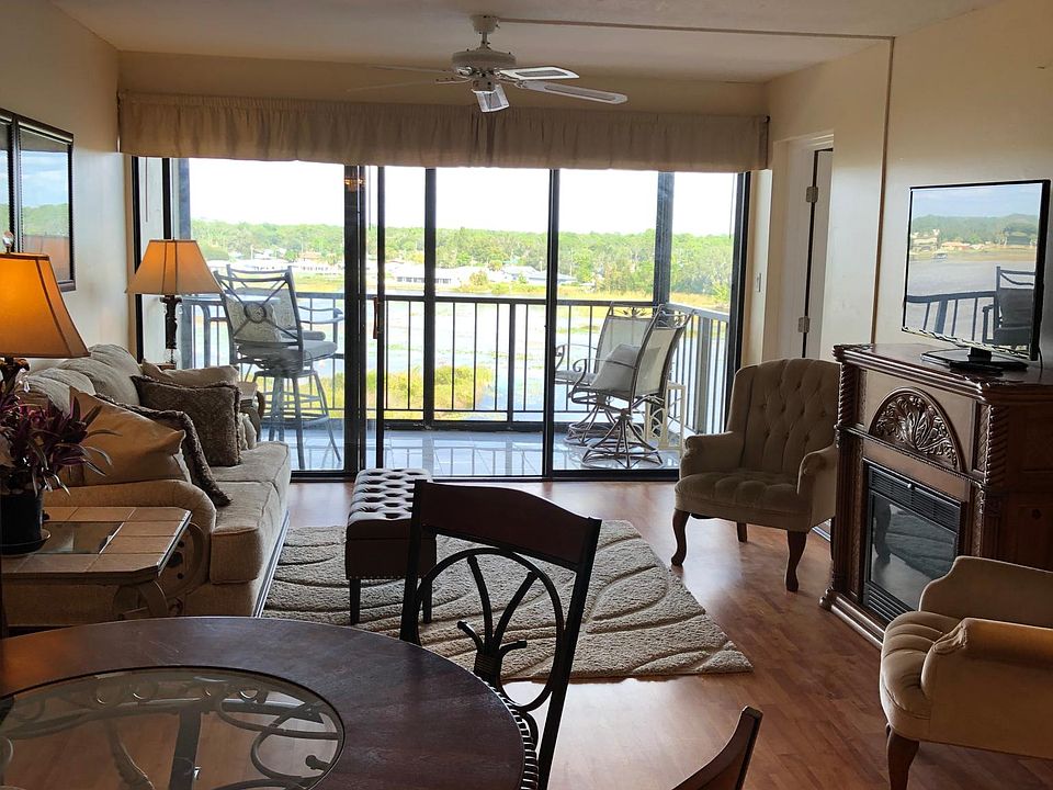 view from kitchen to lvg room w balcony overlooking Lake Grassy