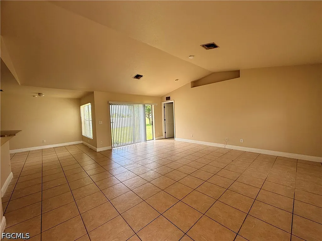 3 bed, 2.0 bath, 1589 sqft, $1,700 — Photo 4