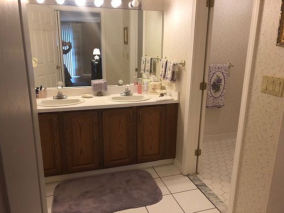 4th image of 12 Ledgewood Way APT 17