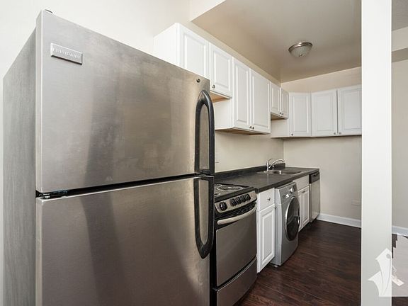 2nd image of 3345-47 N Marshfield Ave #302