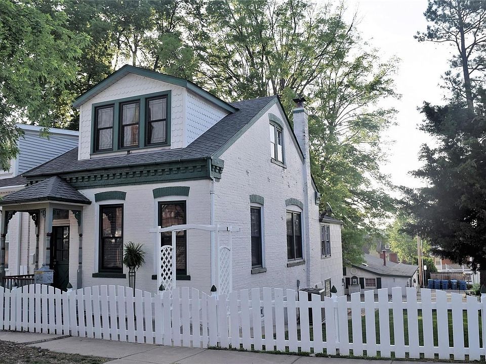 Walking distance to Historic Main Street in St Charles. Nearby Katie trail, parks, restaurants and shopping.