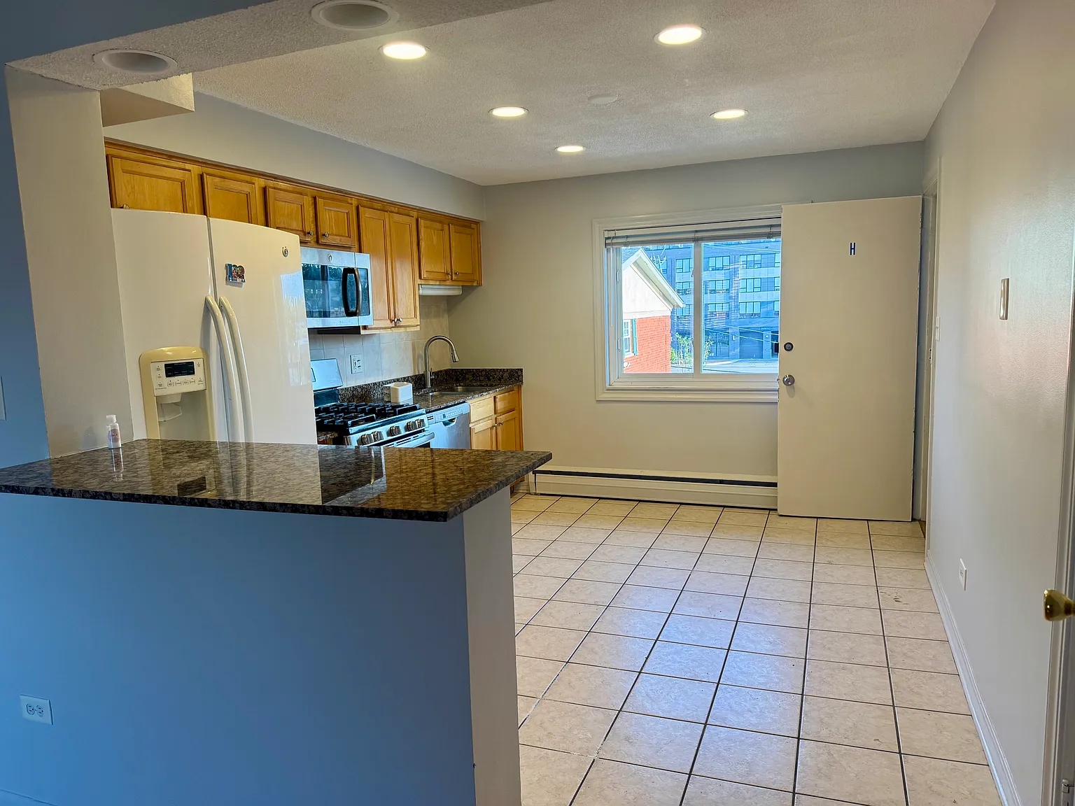 2 bed, 1000 sqft, $1,700 — Photo 4