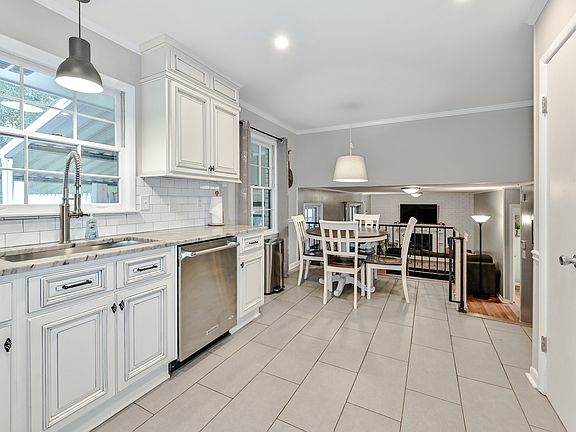 4th image of 2004 Walton Woods Cir