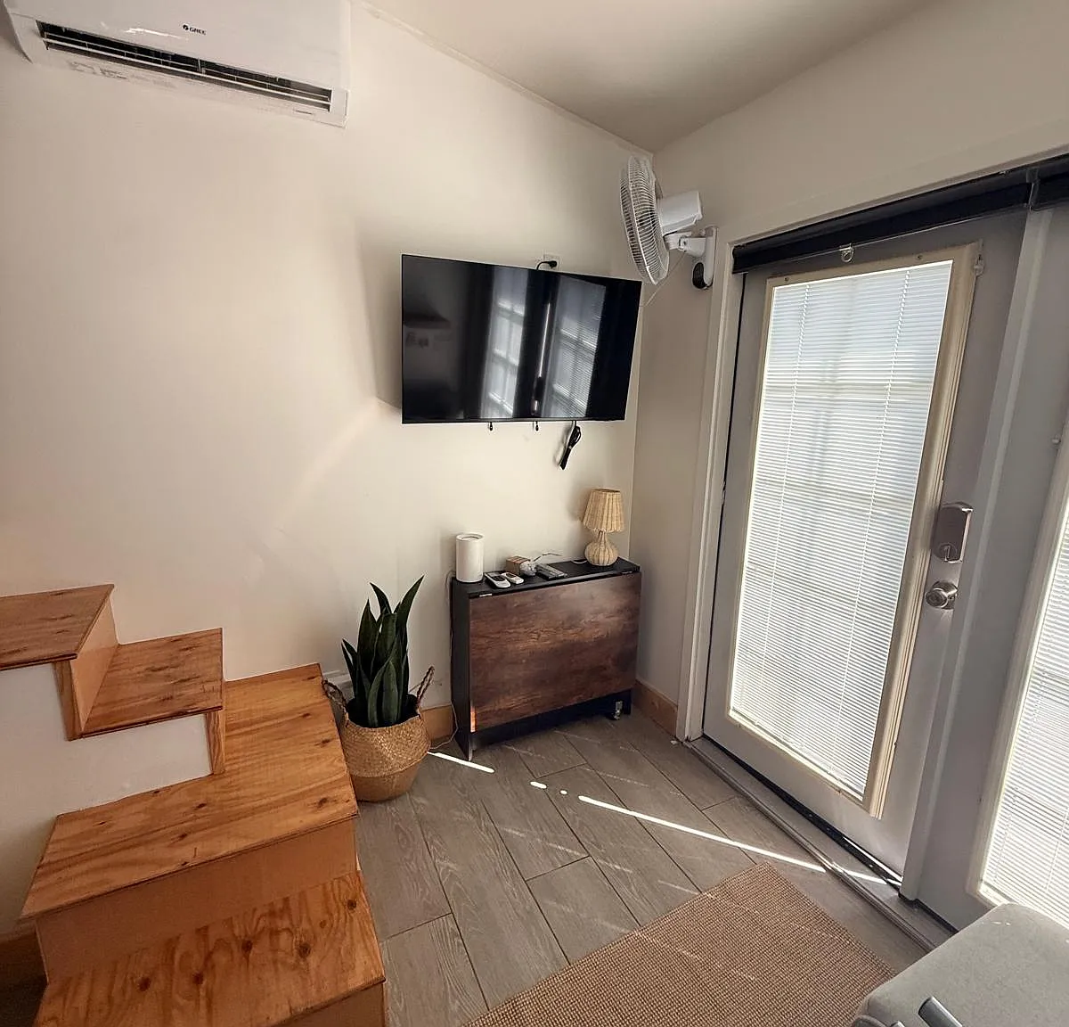 Studio, 250 sqft, $2,095 — Photo 4