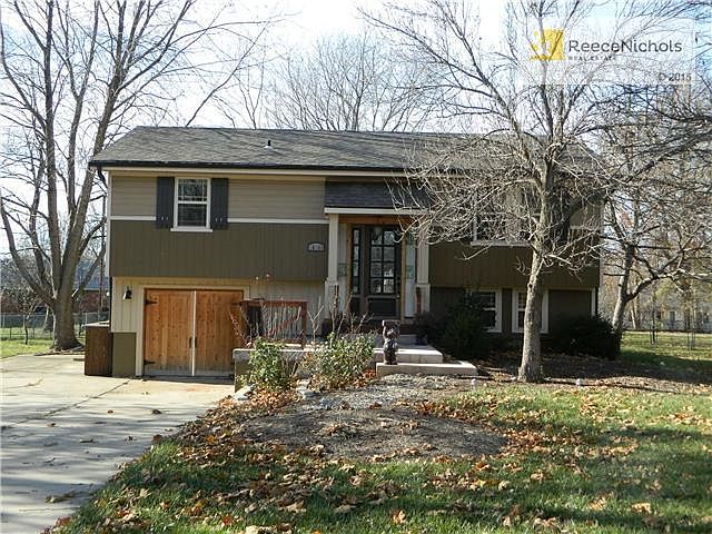 WELCOME HOME! This home offers so much to a first time home buyer - you won't BELIEVE IT until you see it! NEW Kitchen (pics coming soon!), built in shelving, HUGE master walk in closet & MORE!Single car garage with double wide drive that extends to back 