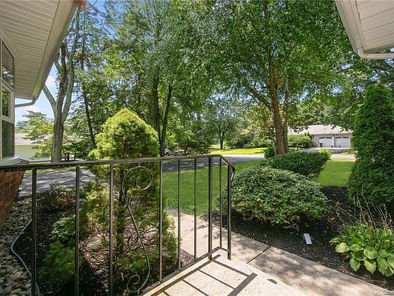 4th image of 8 Greenwood Dr