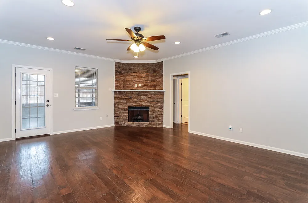 3 bed, 2.0 bath, 2000 sqft, $2,115 — Photo 2
