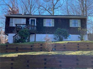 137 Hallock Landing Rd, Rocky Point, NY 11778