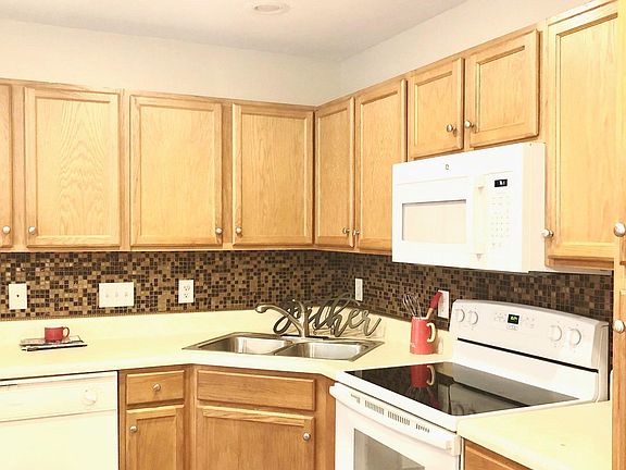 5th image of 105 Goldfinch Ave