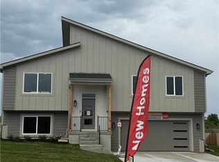 2112 SE Oak Ridge Dr, Oak Grove, MO 64075