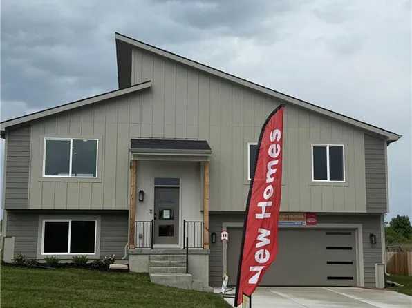 2112 SE Oak Ridge Dr, Oak Grove, MO 64075