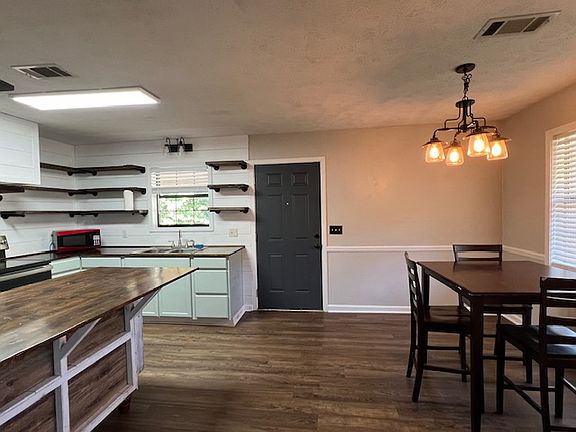 Kitchen & Dining Area