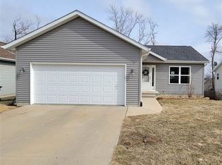 1731 Whispering Pines Ct SW, Cedar Rapids, IA 52404