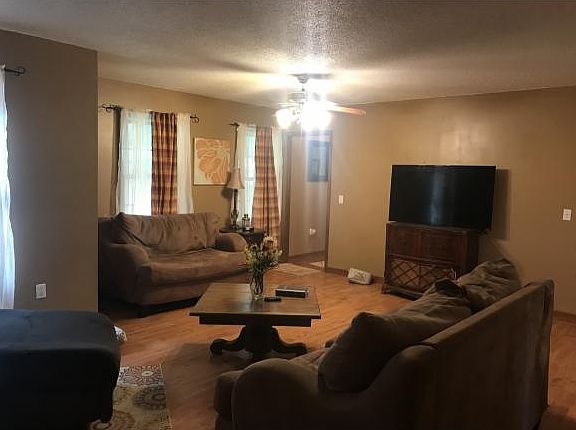 4th image of 822 Seven Oaks Dr