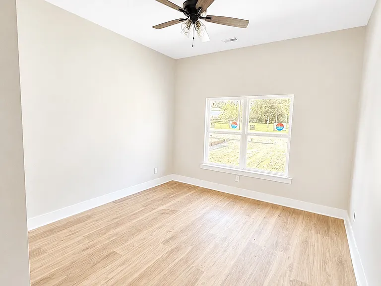 109 Aurora Dr #B — Photo 14